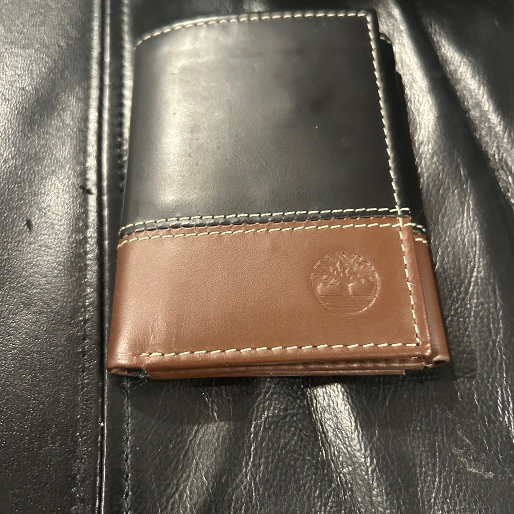 Timberland Two-Tone Black and Brown Leather Card Holder - Picture 2 of 7